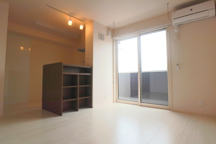 居室・リビング　バルコニーに面して明るいリビング♪