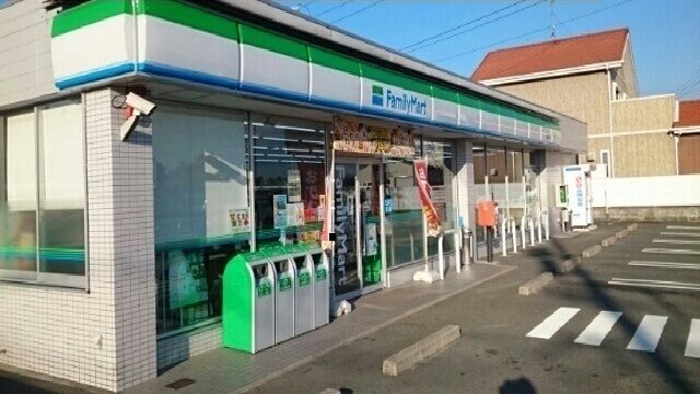 コンビニ　ファミリーマート（コンビニ）まで550m