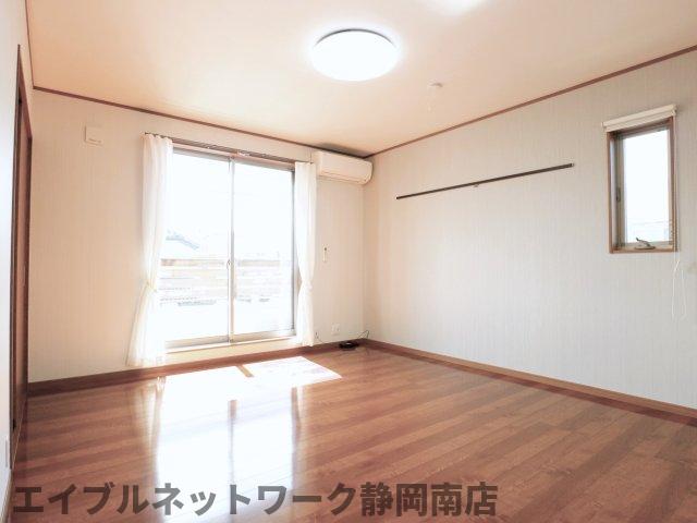 居室・リビング　こちらの居間で趣味の時間をお楽しみください