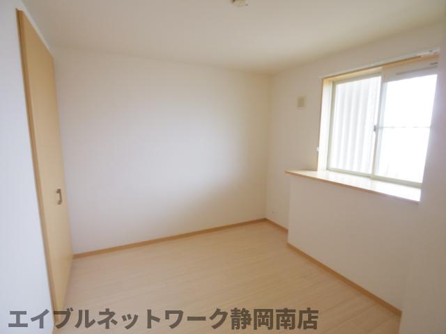 その他　落ち着いた色調の洋室です