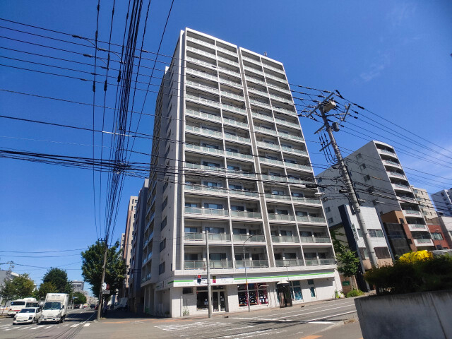 札幌市中央区北三条東のマンションの建物外観