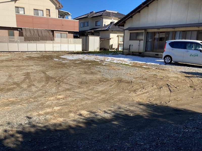 【飯田市駄科のアパートの駐車場】