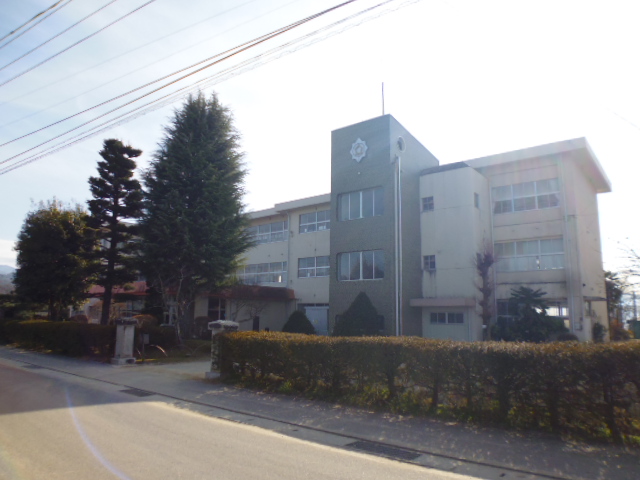 【飯田市駄科のアパートの小学校】