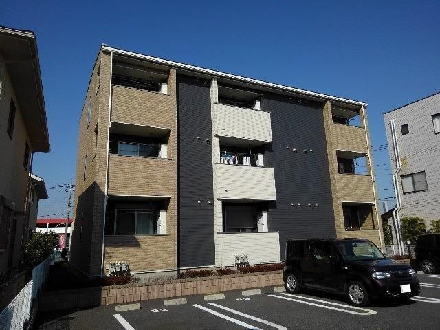 鴻巣市鎌塚のアパートの建物外観