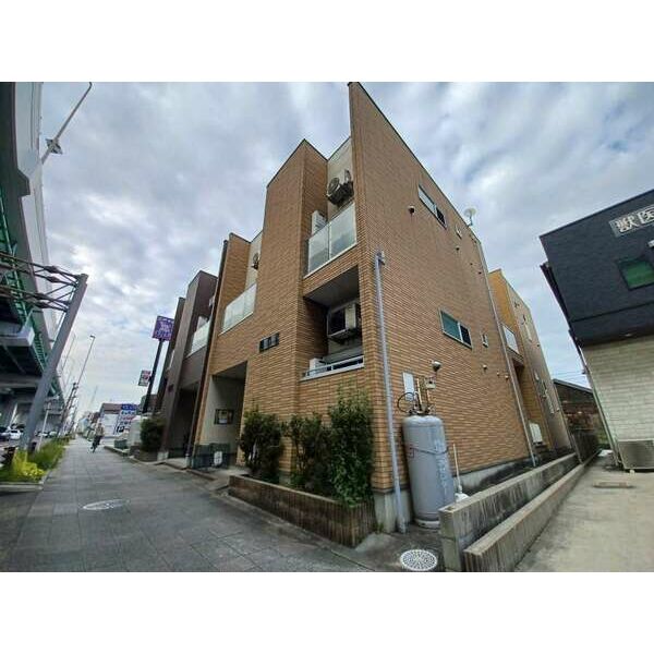 名古屋市南区本地通のアパートの建物外観