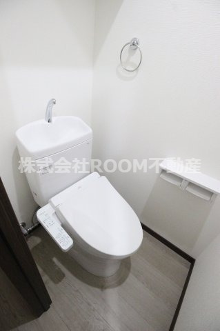 トイレ　落ち着いた色調のトイレです