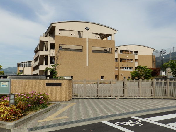 中学校　四国中央市立三島東中学校（中学校）まで1909m