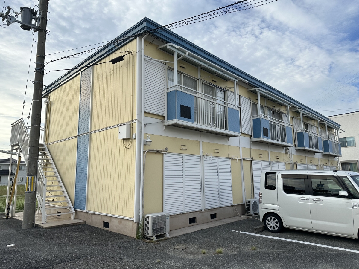 姫路市飾東町佐良和のアパートの建物外観