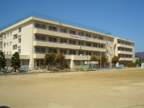 小学校　大東市立灰塚小学校（小学校）まで498m