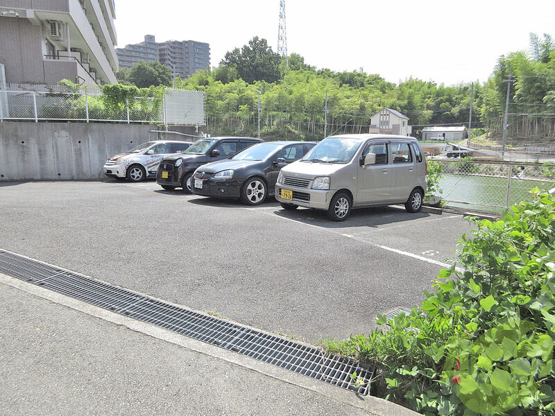 【吹田市千里山竹園のマンションの駐車場】