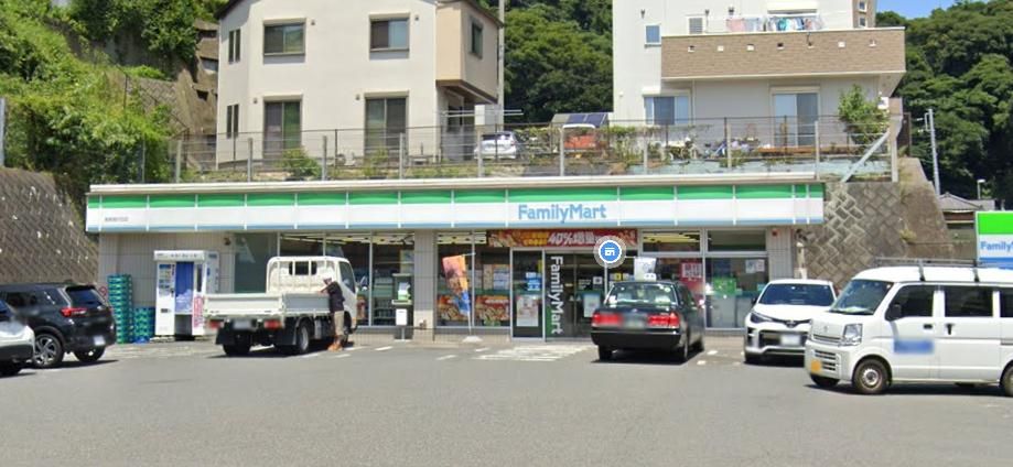 コンビニ　ファミリーマート湘南港が丘店（コンビニ）まで590m