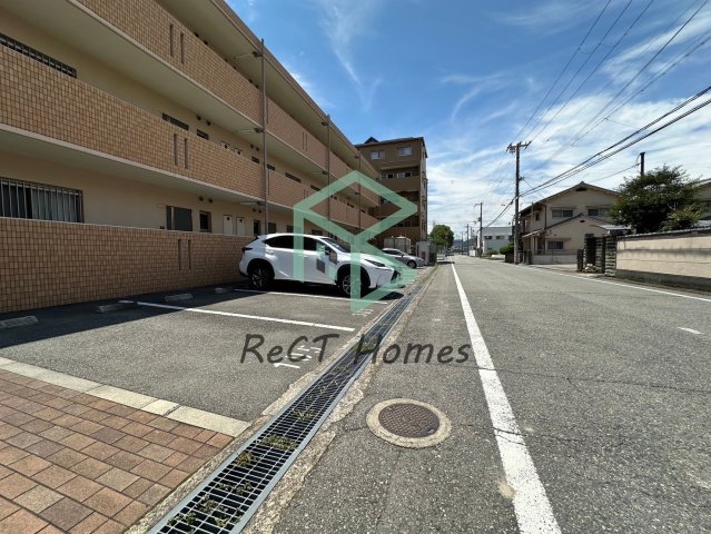 【姫路市栗山町のマンションの駐車場】