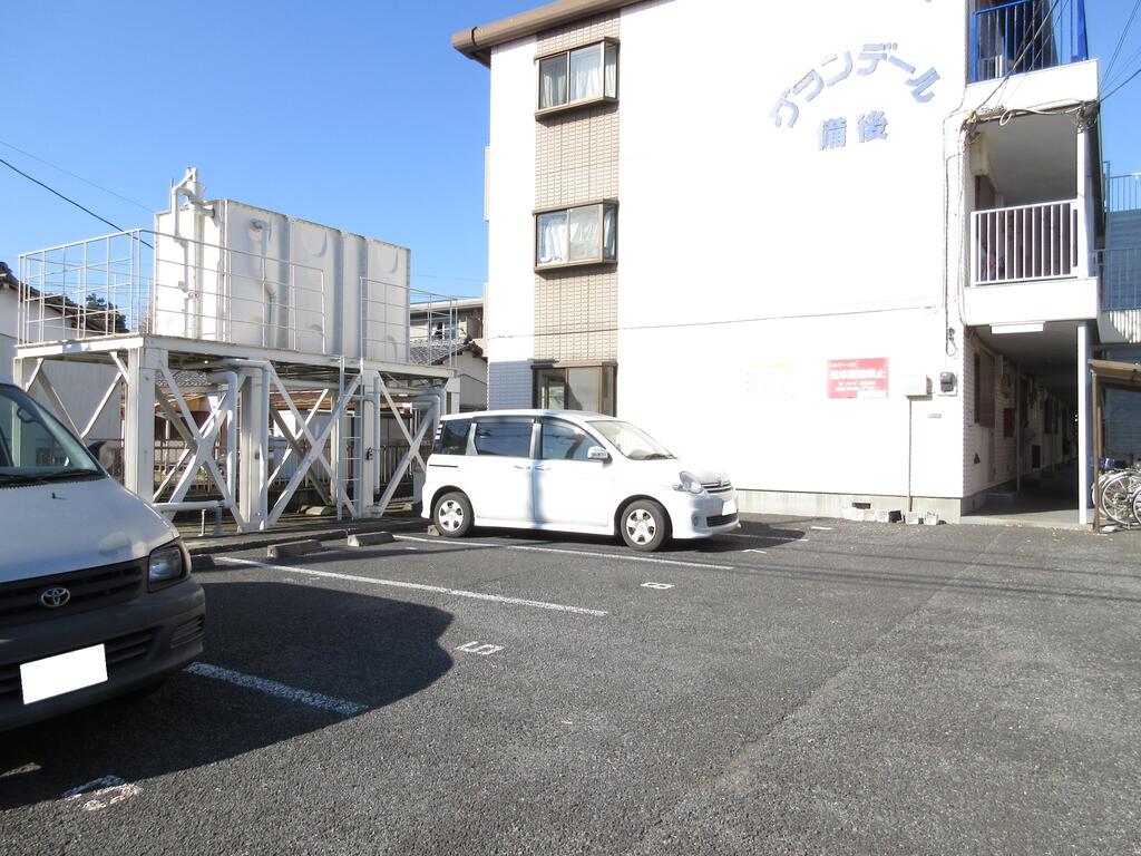 駐車場　敷地内に駐車場ございます。