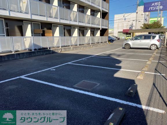 【越谷市東大沢のマンションの駐車場】