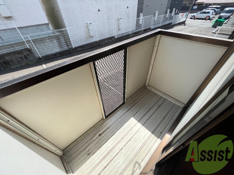 バルコニー　バルコニーは洗濯物を干すのに十分な広さがありますね。