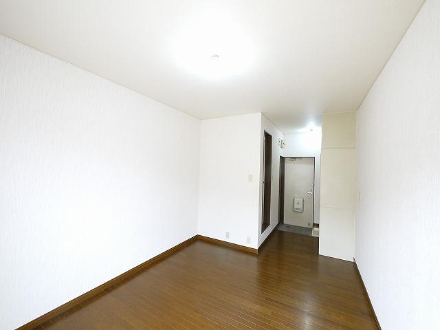 居室・リビング　落ち着いた色調の居間