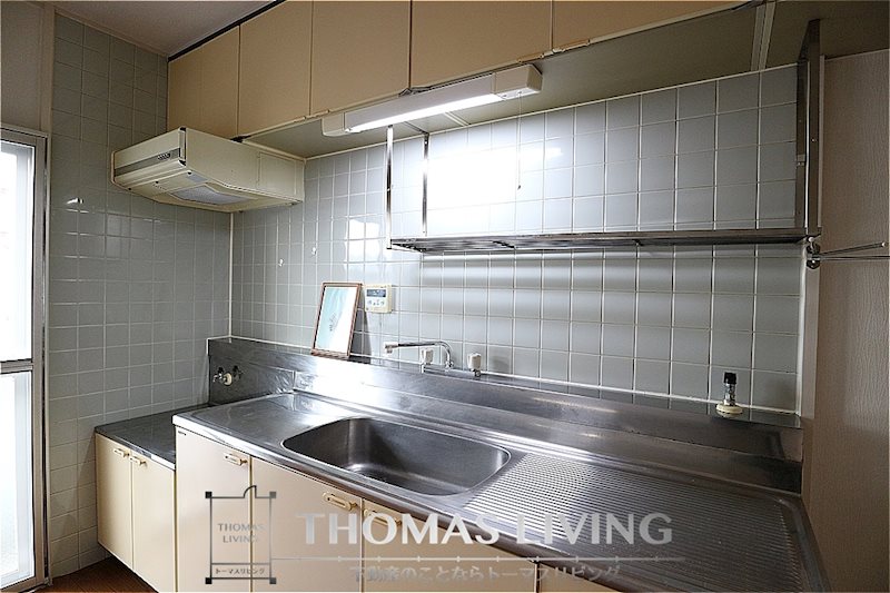 キッチン　広々とした調理スペースが魅力的ですね。