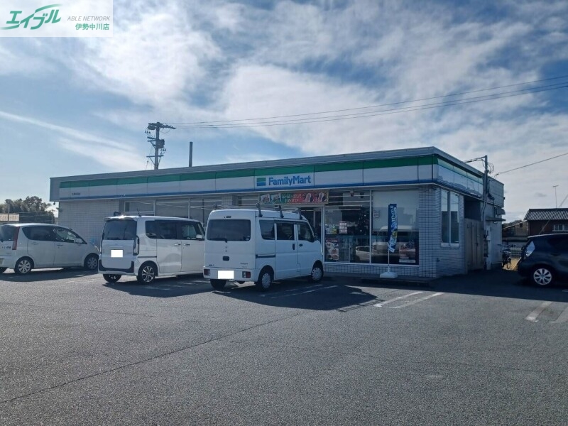 コンビニ　ファミリーマート久居庄田店（コンビニ）まで831m
