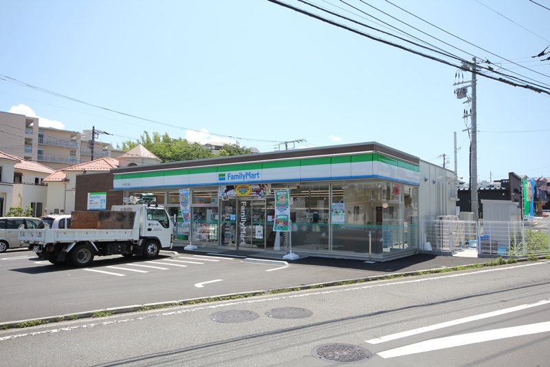 コンビニ　ファミリーマート（コンビニ）まで270m