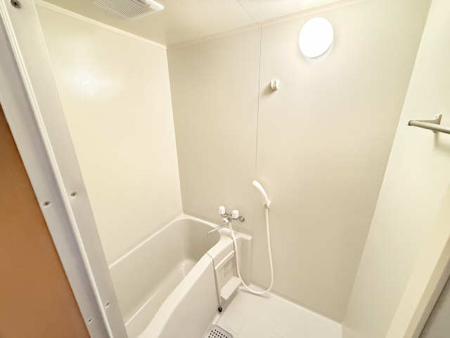 バス・シャワールーム　白ベースの明るい浴室スペース