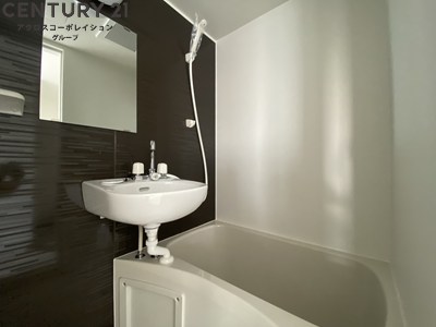 バス・シャワールーム　シックな色味のバスルームです。