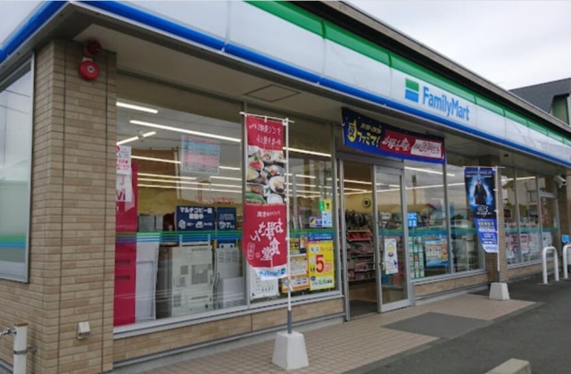 コンビニ　ファミリーマート　牧之原静波店（コンビニ）まで900m