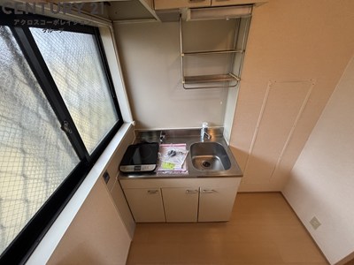 キッチン　キッチンにも窓があり換気良好です