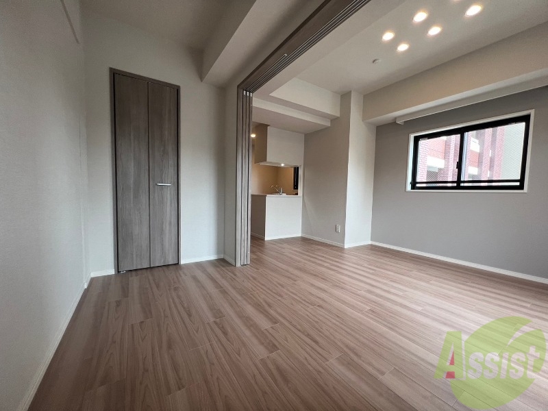 その他部屋・スペース　仕切りの扉を開けると開放感のあるリビングです