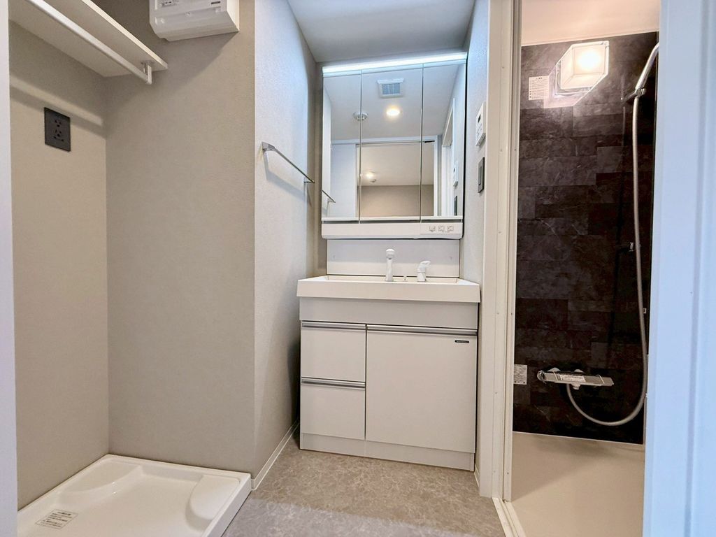 洗面設備　洗面鏡のLED ライン照明もハイセンス 引出収納付