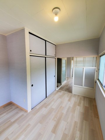 収納　日当たりの良い、白とグレーの収納たっぷりお洒落な空間です