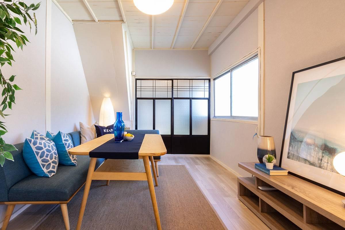 居室・リビング　角部屋で日当たり良好、白を基調としたデザイナー部屋