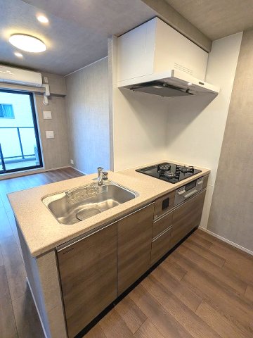 キッチン　グリル付ガス3口システムカウンターキッチン、瀟洒でお手入れ楽