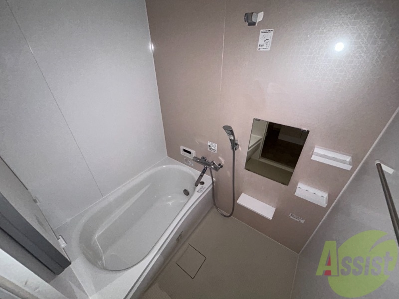 バス・シャワールーム　ゆったりできそうな浴室です。ここで疲れを取ってください。