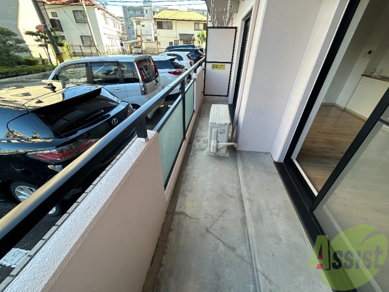 バルコニー　洗濯物を干すのに十分な広さがありますね。