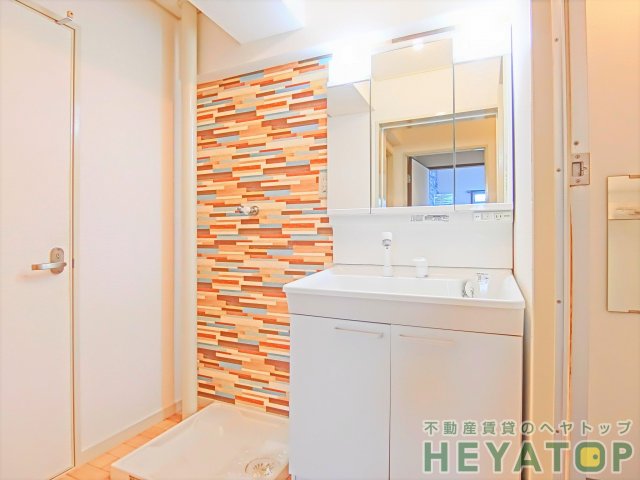 洗面設備　便利なシャワー付き洗面化粧台（同仕様写真）