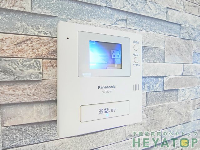 セキュリティ　モニター付きドアホンで安心確認（同仕様写真）