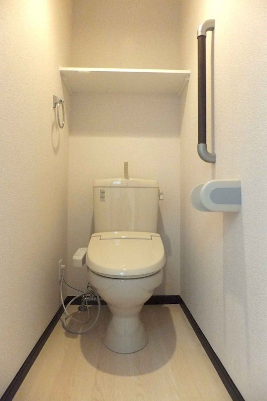 トイレ　温水洗浄便座です