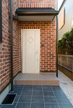 エントランス　落ち着いたエントランスです