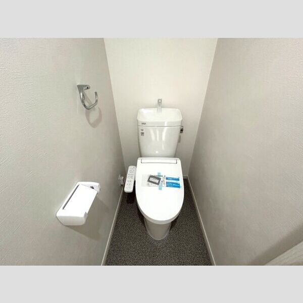 トイレ　※同間取りの参考写真、現況優先※