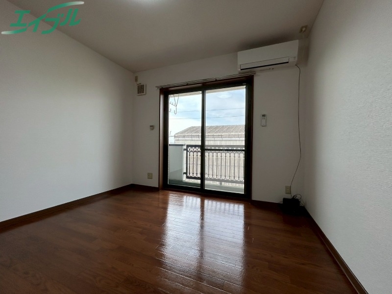 居室・リビング　別部屋参考写真です。