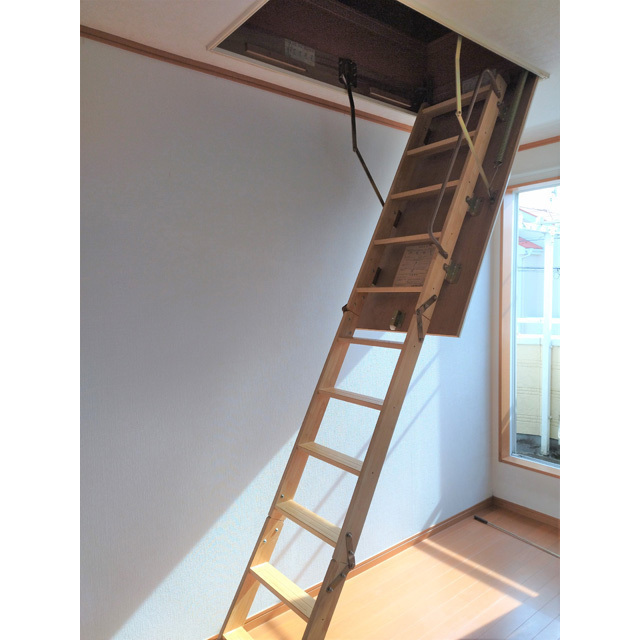 その他設備　屋根裏収納階段