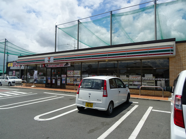 コンビニ　セブンイレブン（コンビニ）まで888m