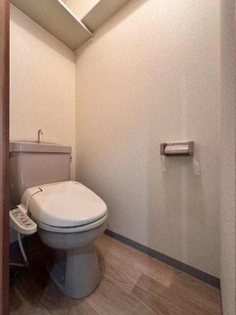 トイレ　同物件、別号室のものです。