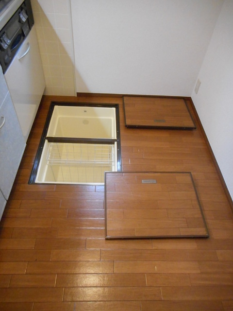 その他　キッチンスペースには床下収納