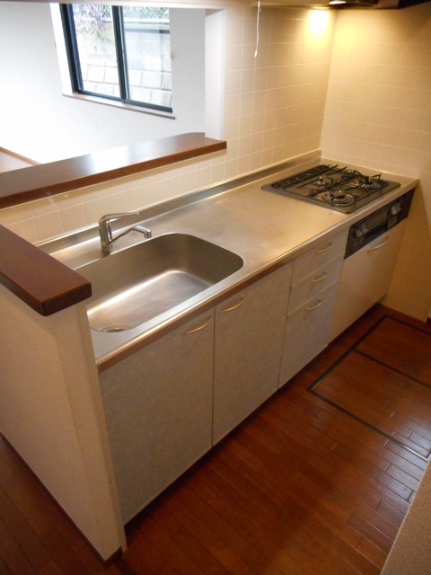 キッチン　会話も弾む、オシャレなカウンター式キッチン ３口グリル付