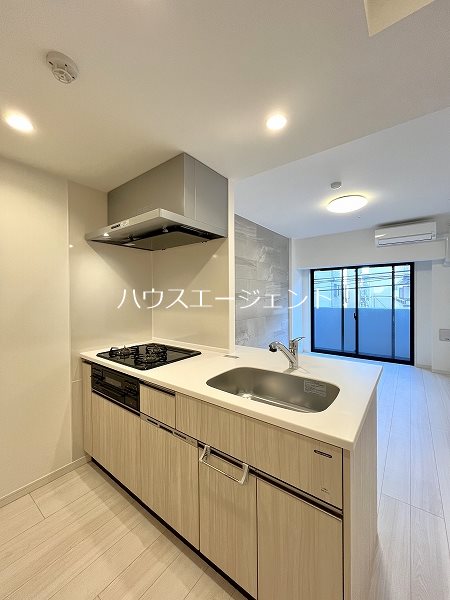 キッチン　3口コンロ付きのシステムキッチン※参考画像