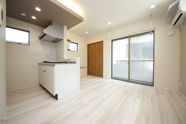 キッチン　別部屋同建物のお写真となります。参考にご覧くださいませ。