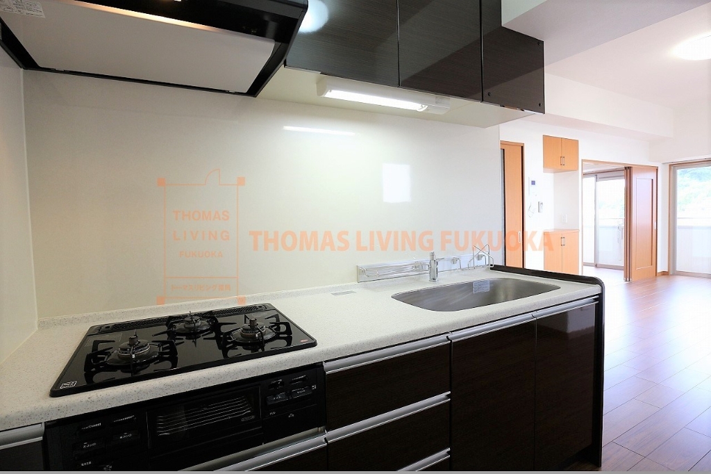 キッチン　３口コンロのシステムキッチンです。