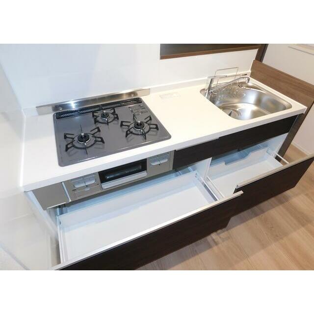 キッチン　３口コンロ・シンクキャビネット（同タイプ写真）