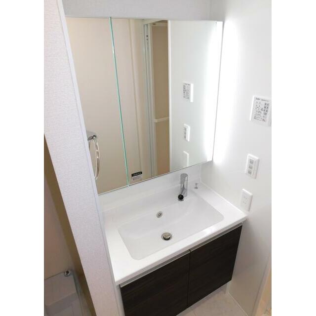 洗面設備　洗髪洗面化粧台・２面鏡木製キャビネット（同タイプ写真）